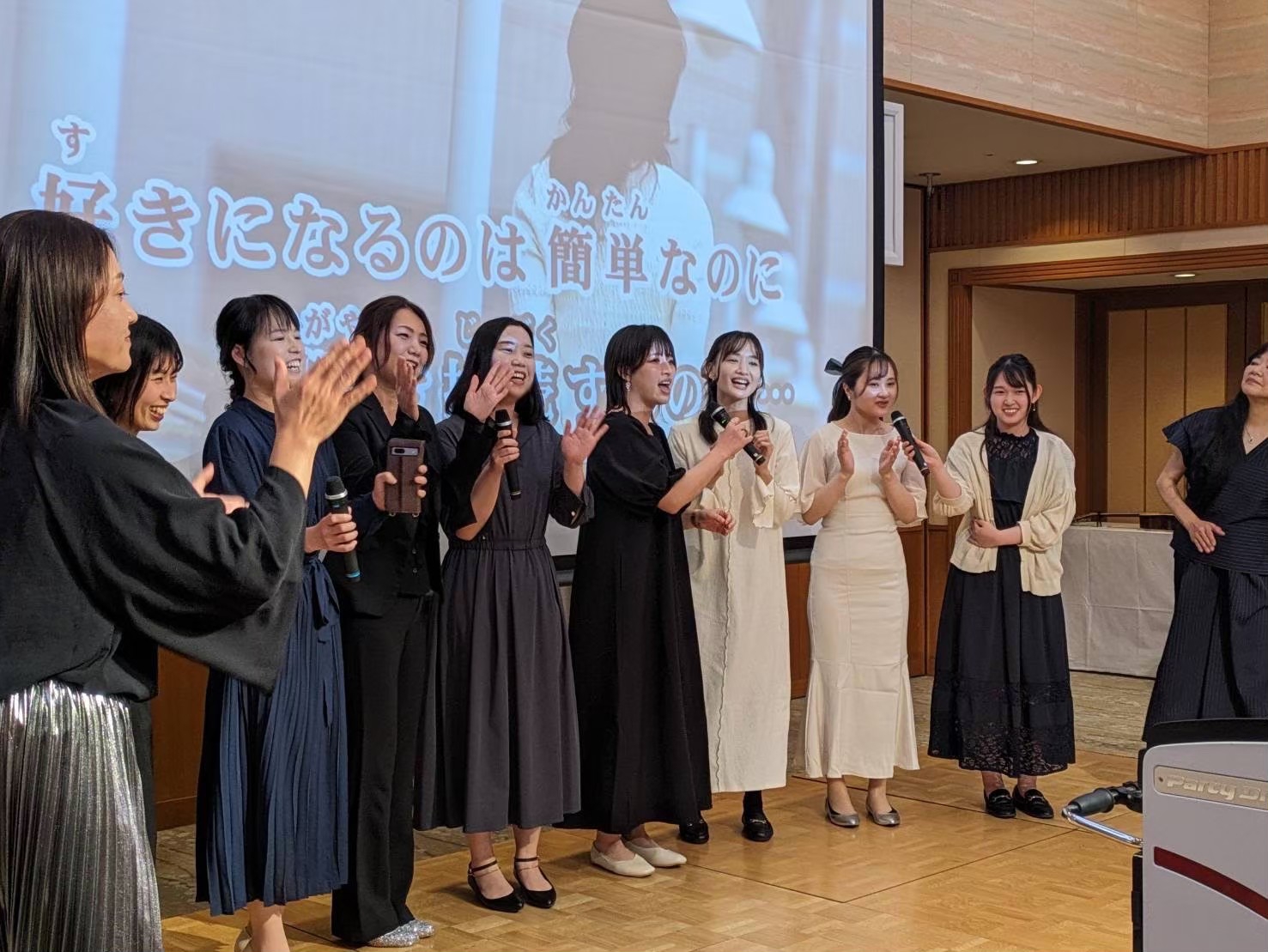 たてまつ眼科クリニックのスタッフが忘年会で親睦を深めています。チームワークの良い眼科スタッフ。