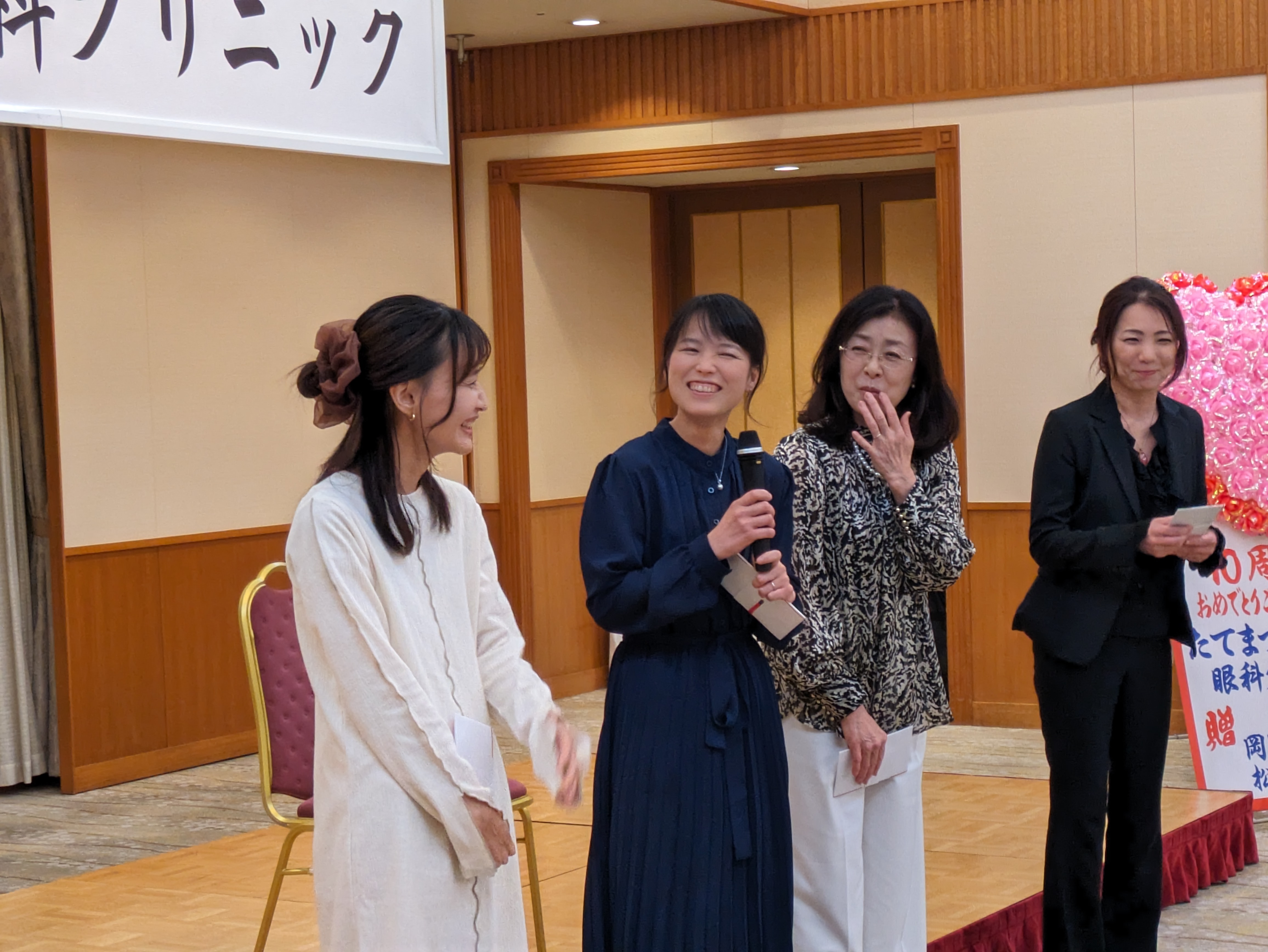 たてまつ眼科クリニックのスタッフが忘年会で親睦を深めています。チームワークの良い眼科スタッフ。